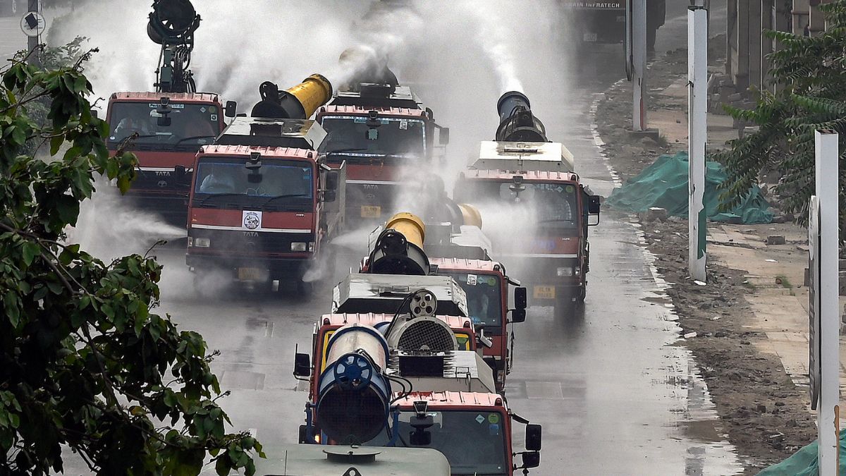 Delhi Air Plollution Sprinklers Deployed At 13 Hotspots To Curb Pollution As Aqi Remains In 7007